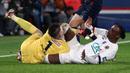 Wajah kiper Nice, Marcin Bulka menabrak lutut rekannya sendiri, Pablo Rosario pada laga perempat final Coupe de France 2023/2024 melawan PSG di Stadion Parc des Princes, Paris, Prancis, Kamis (14/03/2024) dini hari WIB. (AFP/Franck Fife)