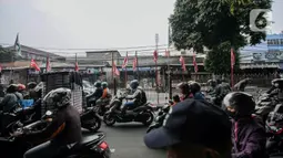 Penertiban ini dilakukan karena izin pemasangan bendara telah berakhir. (Liputan6.com/Faizal Fanani)