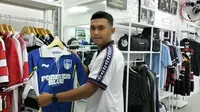 Gelandang Persib Bandung, Abdul Aziz Lutfi Akbar, meluncurkan distro khusus jersey, Infini 8, di Bandung. (Bola.com/Erwin Snaz)