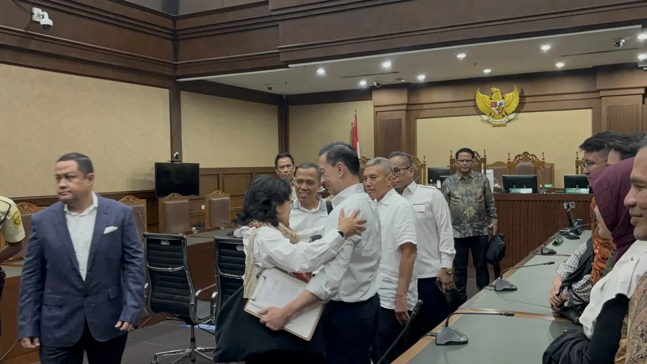 Mantan Menteri Perdagangan, Thomas Trikasih Lembong alias Tom Lembong, memeluk istrinya, Franciska Wihardja, seusai mendengarkan putusan hakim dalam perkara dugaan korupsi kebijakan importasi gula, Jumat (18/7/2025). (Liputan6.com/Ady Anugrahadi)