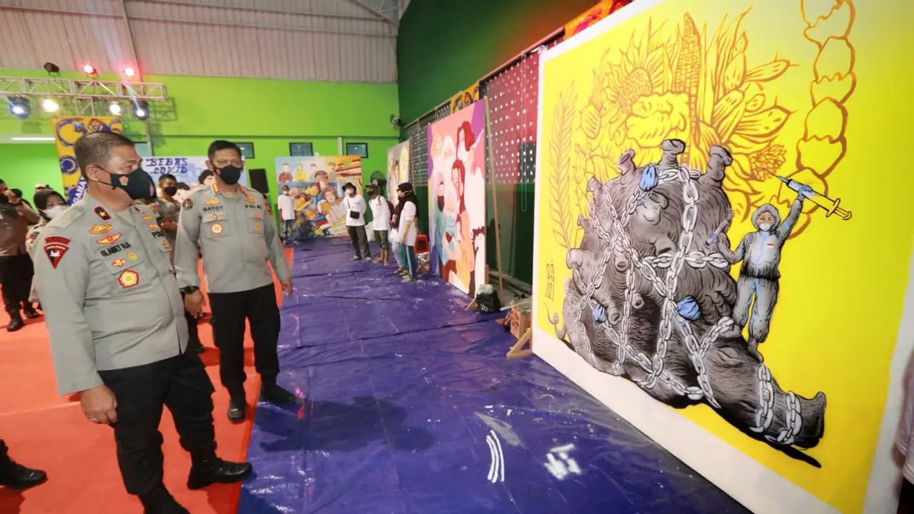Festival Mural di lapangan Tenis Indoor, Mapolda Jatim. (Dian Kurniawan/Liputan6.com)