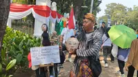 Cipto Raharjo (56) datang sendirian mengayuh sepeda ontelnya dari Brebes demi ikut merayakan HUT ke-78 RI di Istana Negara. (Winda Nelfira/Liputan6.com).