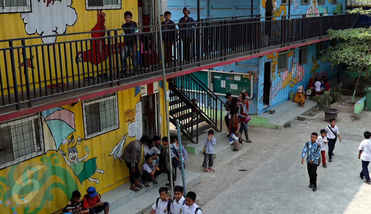 Aktivitas Sekolah Masjid Terminal (Master) usai dibongkar Pemkot Depok, Jawa Barat, Rabu (14/10). Penggusuran ini telah melanggar kesepakatan yang telah dibuat Pemkot Depok maupun pengembang Terminal Terpadu tersebut. (Liputan6.com/Yoppy Renato)