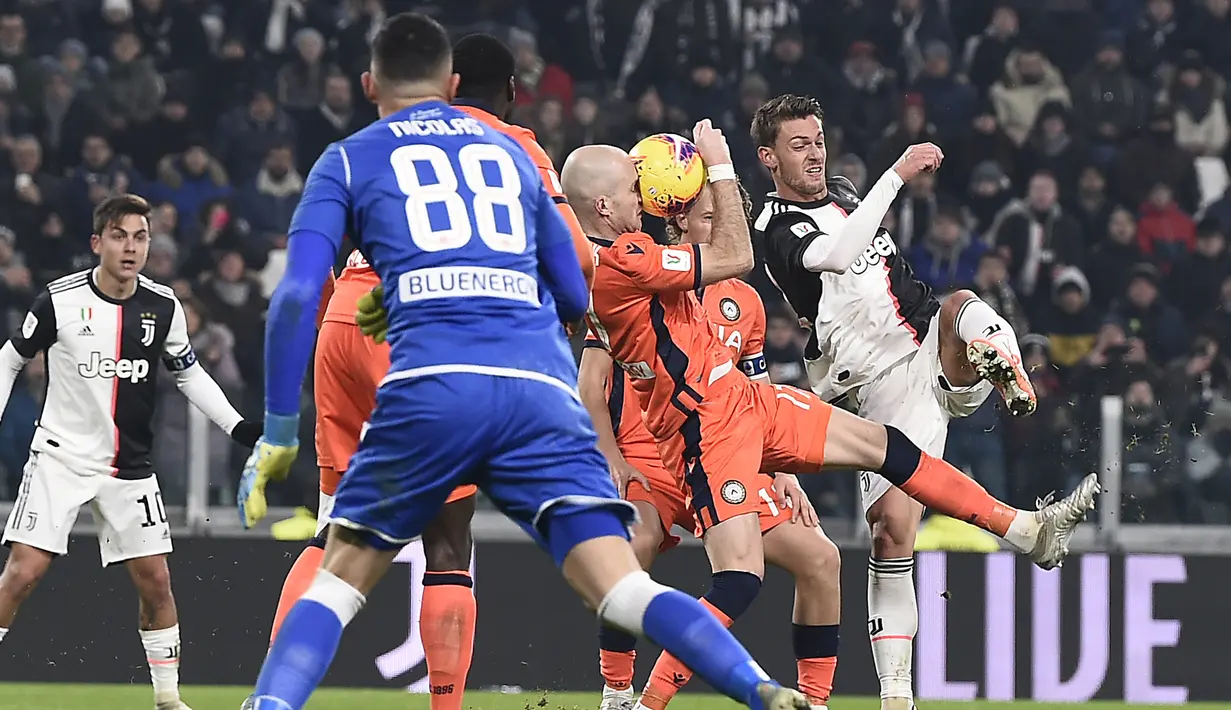 Pemain Juventus Daniele Rugani (kanan) menendang bola yang mengenai pemain Udinese pada pertandingan Coppa Italia 2019/2020 di Allianz Stadium, Turin, Italia, Rabu (15/1/2020). Juventus menang 4-0. (Fabio Ferrari/LaPress via AP)