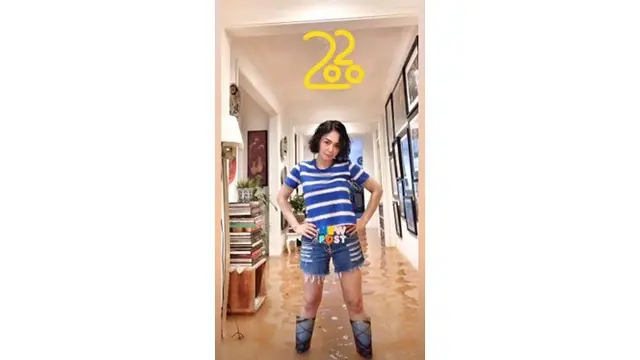 7 Gaya Yuni Shara saat Kebanjiran, Outfitnya Curi Perhatian