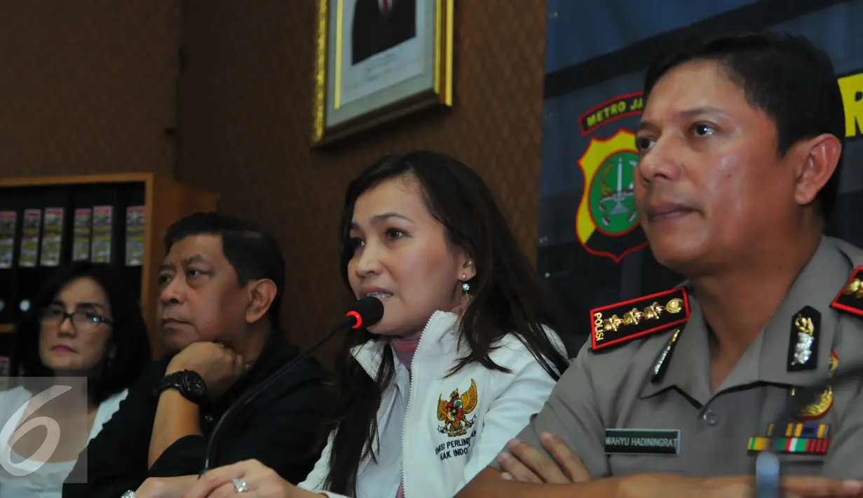 Ketua Komisi Perlindungan Anak Indonesia (KPAI) Erlinda (kedua kanan) memberikan keterangan pers di Mapolres Jaksel, Jum'at (25/3). KPAI meminta polisi bertindak tegas kepada pelaku perdagangan dan eksploitasi anak (Liputan6.com/Faisal R Syam)