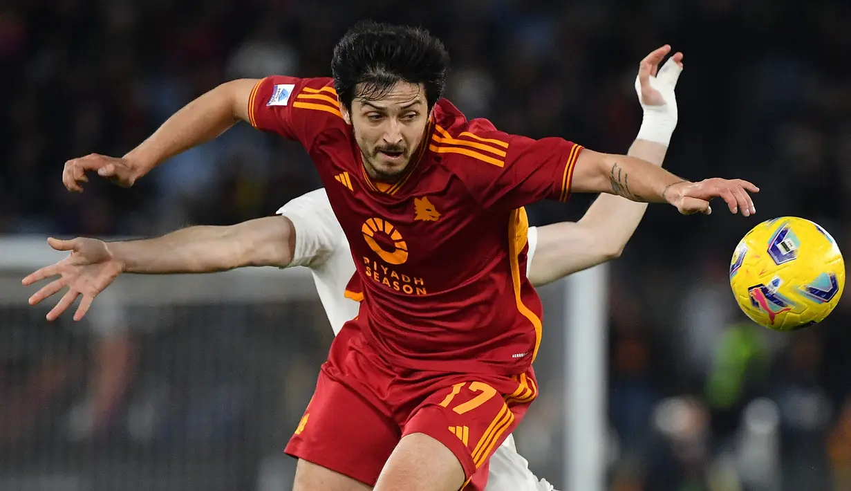 Striker Iran, Sardar Azmoun tercatat hanya semusim berlaga di Serie A pada musim 2023/2024 mempekuat AS Roma dengan status pinjaman dari Bayer Leverkusen. Bersama AS Roma ia total tampil dalam 29 laga di semua kompetisi dengan torehan 3 gol dan 4 assist. Pada awal musim 2024/2025 Bayer Leverkusen melepasnya ke klub Uni Emirat Arab, Shabab Al Ahli. (AFP/Tiziana Fabi)