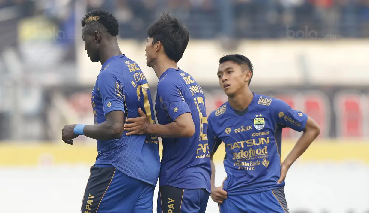 Gelandang Persib, Febri Haryadi, tampak sedih usai gagal meraih kemenangan atas Bali United pada laga Liga 1 Indonesia di Stadion Si Jalak Harupat, Bandung, Kamis (21/9/2017). Persib bermain imbang 0-0 dengan Bali United. (Bola.com/M Iqbal Ichsan)