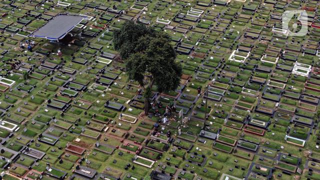 Lebaran, Sejumlah Warga Masih Ziarah Kubur