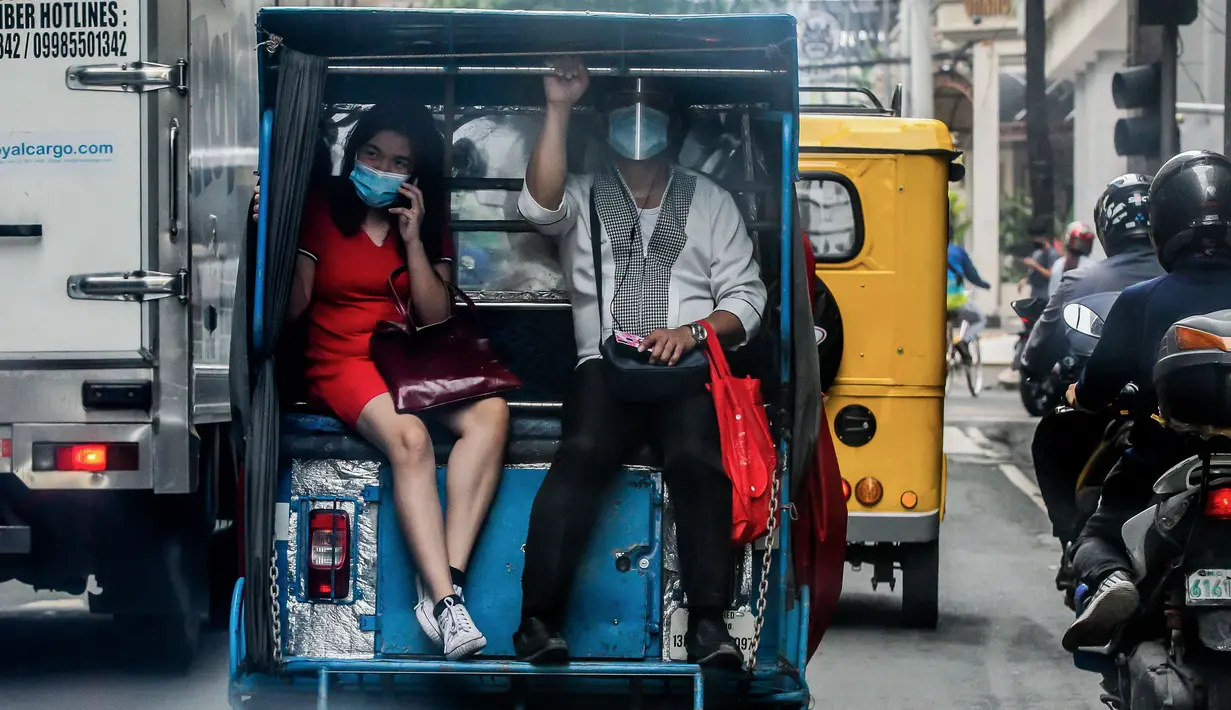 Warga mengenakan masker menaiki transportasi di Manila, Filipina (2/8/2020). Jumlah kasus terkonfirmasi COVID-19 di Filipina melonjak menjadi 103.185 setelah Departemen Kesehatan negara itu melaporkan total 5.032 kasus baru pada Minggu (2/8). (Xinhua/Rouelle Umali)