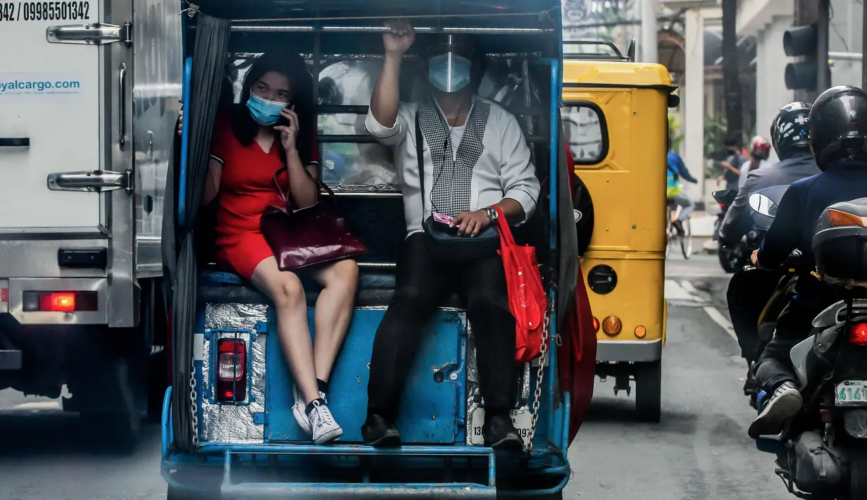 Warga mengenakan masker menaiki transportasi di Manila, Filipina (2/8/2020). Jumlah kasus terkonfirmasi COVID-19 di Filipina melonjak menjadi 103.185 setelah Departemen Kesehatan negara itu melaporkan total 5.032 kasus baru pada Minggu (2/8). (Xinhua/Rouelle Umali)