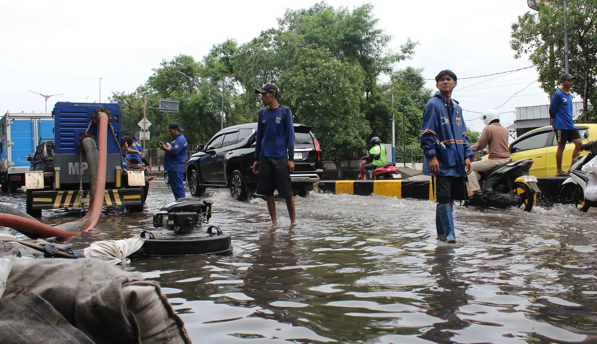 Petugas Dinas Sumber Daya Air (SDA) DKI Jakarta bersiap melakukan upaya penanggulangan genangan air yang belum surut di Jalan Gunung Sahari Raya atau tepat di depan Mangga Dua Square, Jakarta, Selasa (13/1/2026). Hingga Selasa (13/1/2026) siang, banjir yang menggenangi Jalan Gunung Sahari Raya, Jakarta mulai surut. (merdeka.com/magang/Rendi Saputra)