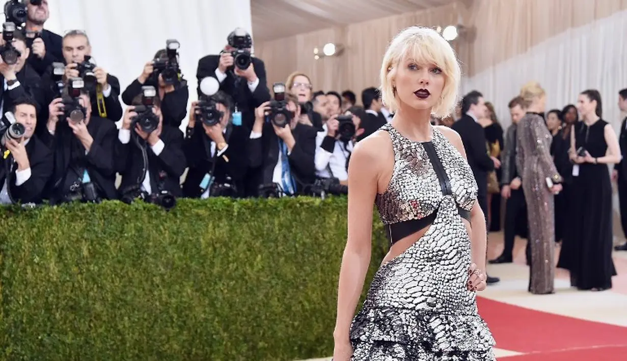 Bahkan akun Twitter @serpentswift rela membayar dan menyewa toilet di Stadium seharga 250 ribu untuk menonton konser Taylor Swift dari toilet. (MIKE COPPOLA / GETTY IMAGES NORTH AMERICA / AFP)