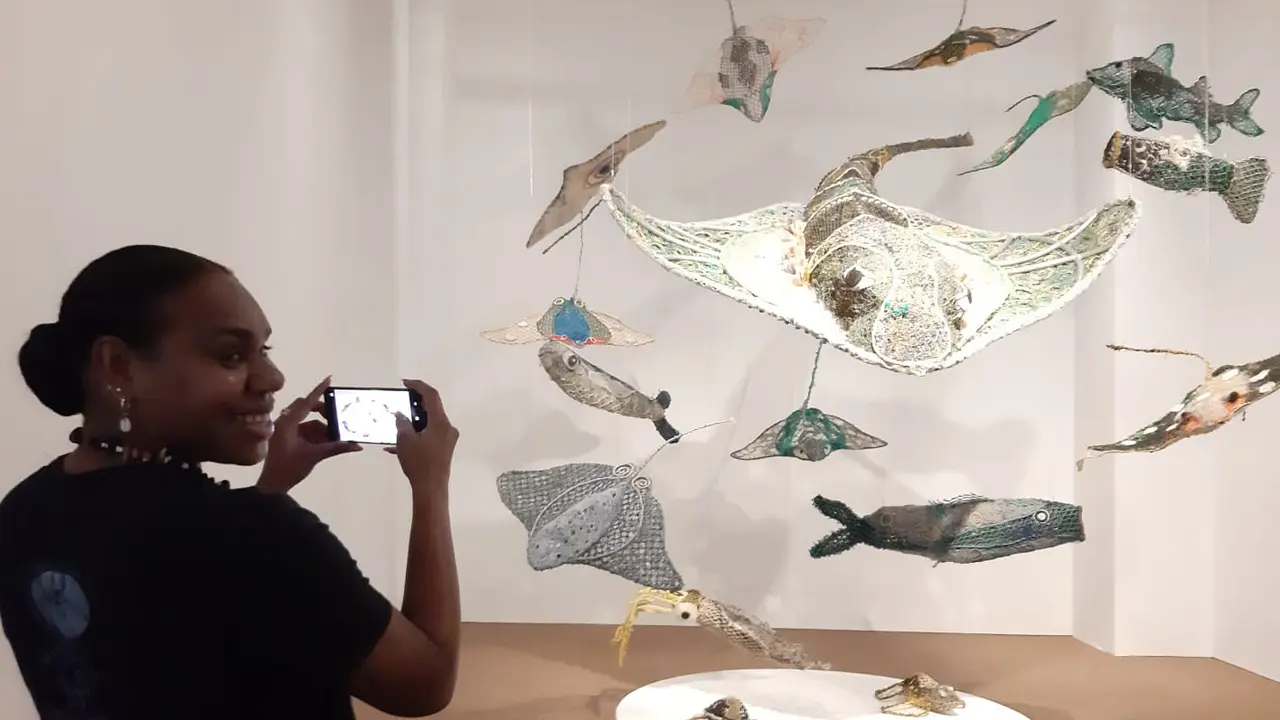 Pameran seni "Ghost Nets: Awakening The Drifting Giants". Salah satu seniman yang terlibat, Lavinia Ketchell, tampak berdiri dekat instalasi seni tersebut.