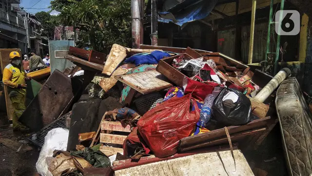 FOTO: Warga Bersihkan Sisa Banjir di Kebalen