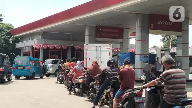 Pertalite Batal Naik, Antrean Pengisian BBM Subsidi Masih Terjadi