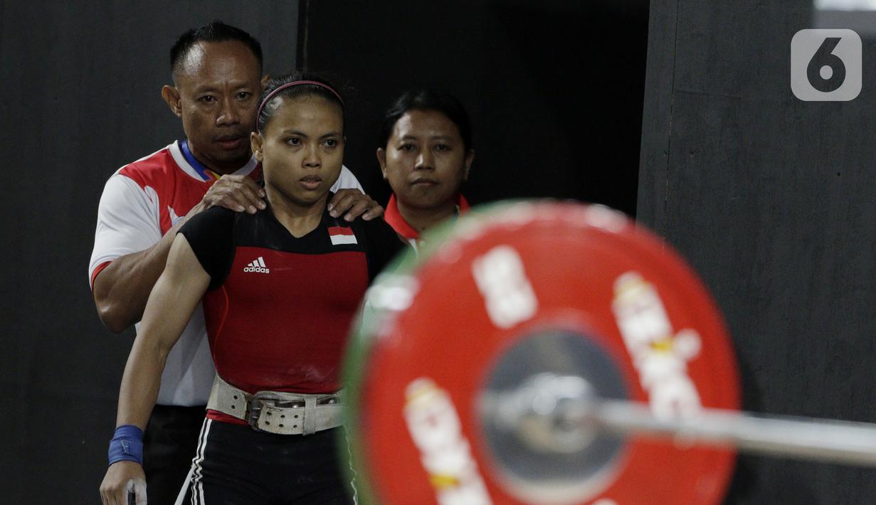 Lifter putri Indonesia, Lisa Setiawati bersiap melakukan angkatan pada SEA Games 2019 cabang angkat besi nomor 45 kg di Stadion Rizal Memorial, Manila, Minggu (1/12/2019). Dirinya meraih perak dengan total angkatan 169 kg. (Bola.com/M Iqbal Ichsan)