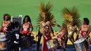 Sejumlah penari tradisional dan musisi lokal mengiringi atraksi penutupan Piala Dunia 2014 di Stadion Macarana, Brasil, Senin (14/7/14). (AFP PHOTO/GABRIEL BOUYS)
