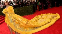 Rihanna saat menghadiri acara Met Gala 2015. (foto: nylon magazine)