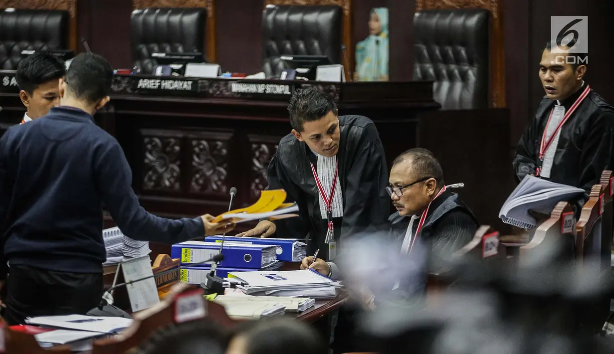 Kesibukan pihak termohon jelang sidang lanjutan sengketa Pilpres 2019 di Gedung Gedung Mahkamah Konstitusi, Jakarta, Kamis (20/6/2019). Agenda sidang kali ini adalah mendengarkan keterangan saksi dan ahli dari pihak termohon Komisi Pemilihan Umum (KPU). (Liputan6.com/Faizal Fanani)