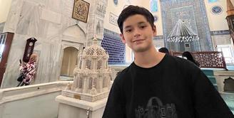 Desember 2022 nanti, Kenzou Lion akan menginjak usia 12 tahun. Bisa dibilang anak dari Tamara dan Mike ini bisa dibilang sudah beranjak remaja. (Foto: Instagram/tamarableszynskiofficial)