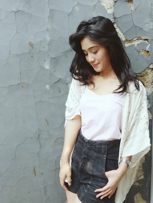 Sebelum bermain di film Dilan 1990, Zulfa Maharani mengawali kariernya sebagai seorang model. Setelah itu, di tahun 2011 Zulfa melanjutkannya ke dunia akting dan bermain di sejumlaj judul Film Televisi (FTV). (Instagram/zulfamaharani)