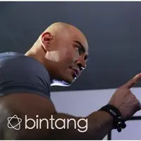 Deddy Corbuzier berhasil menangkap pelaku yang menghina Chika Jessica di Instagram. Pria bernama Antho Nugroho itu, bertekuk lutut di hadapan Deddy.