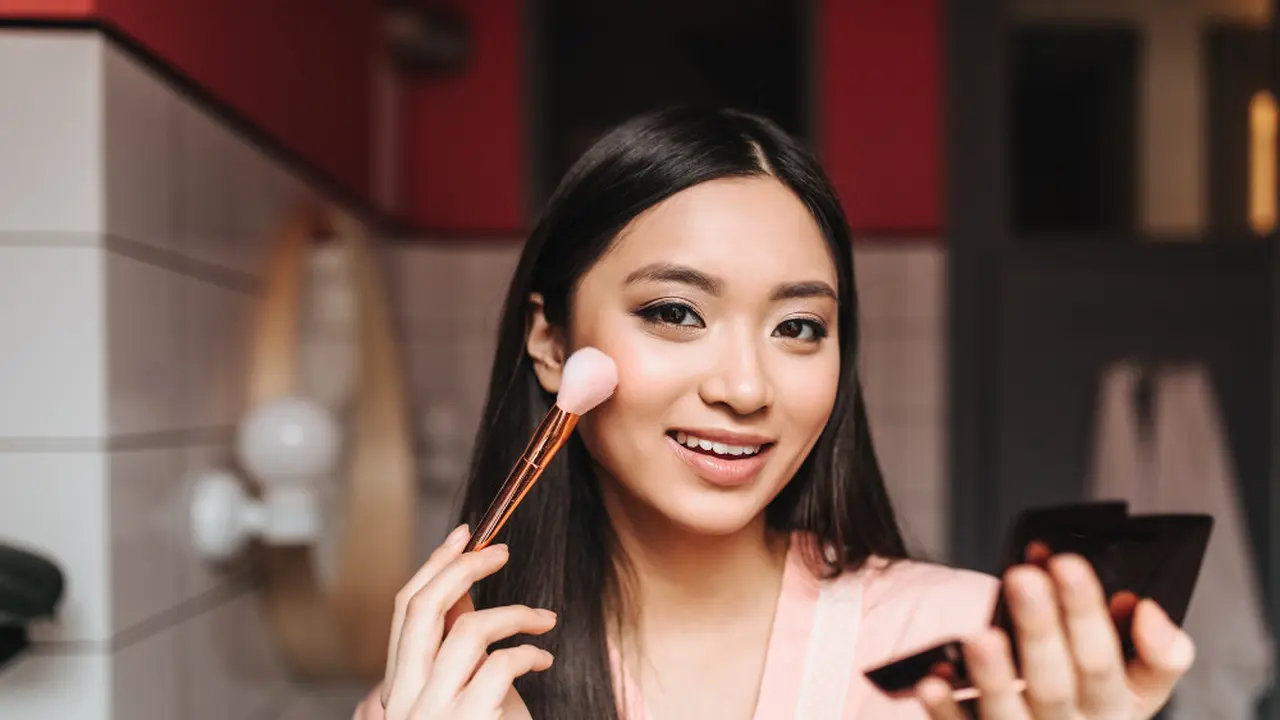Cara Menggunakan Concealer dengan Tepat untuk Hasil Makeup yang Lebih Natural