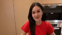 Sandra Dewi membagikan videonya memasak. Ini kali pertamanya Sandra memasak (Dok.Instagram/@sandradewi88/https://www.instagram.com/p/CAaAknlHcQA/Komarudin)