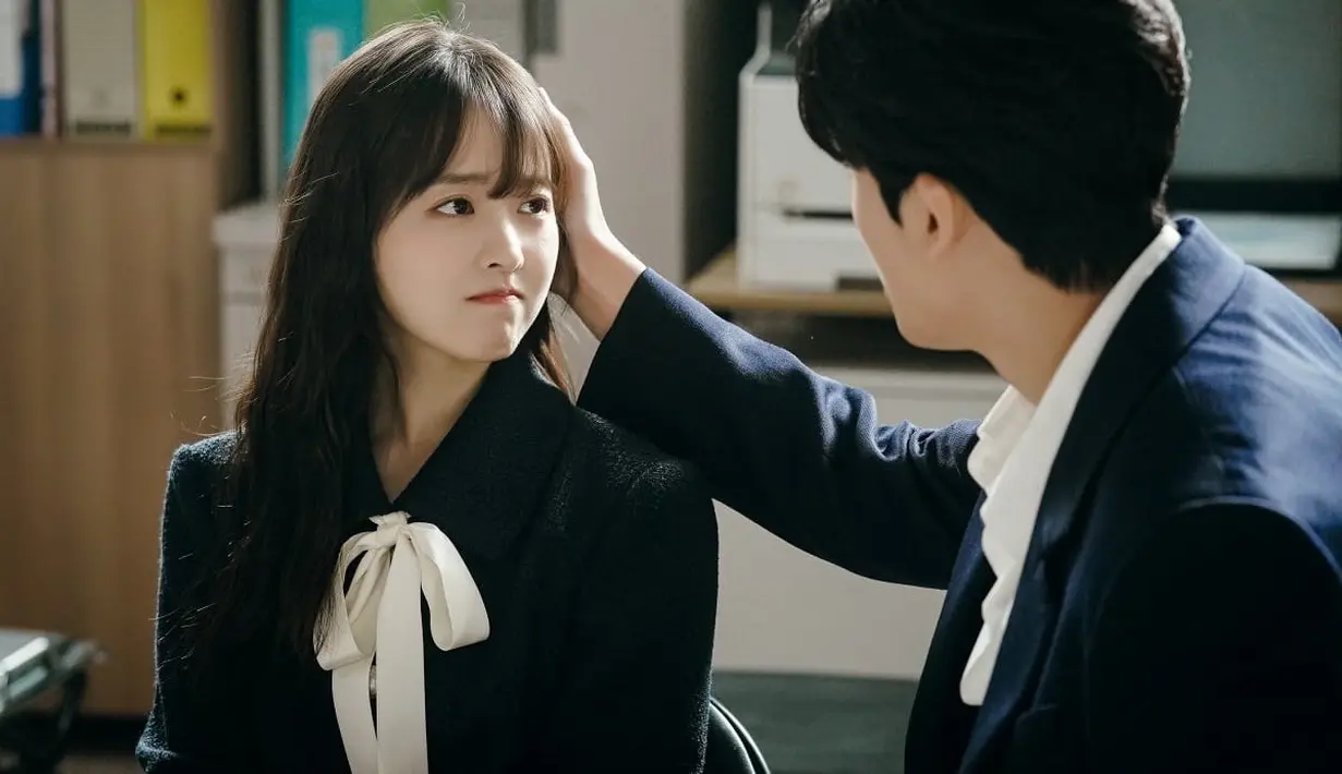 Ahn Min Hyuk menghibur Do Bong Soon sambil membelai kepalanya, dan Do Bong Soon mengendur dan tersenyum padanya, menunjukkan chemistry pasangan lucu itu. (Foto: Instagram/ jtbcdrama)