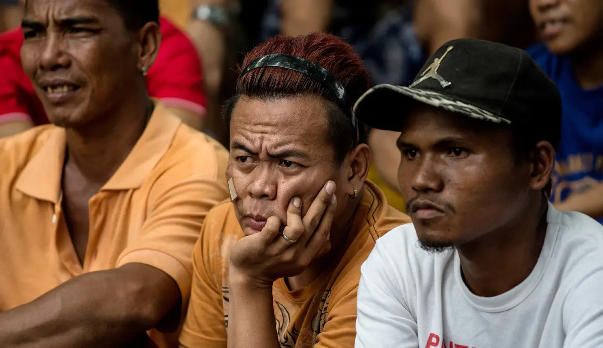 Warga Filipina menyaksikan petinju idola mereka, Manny Pacquiao, melawan petinju Australia Jeff Horn, pada perebutan gelar kelas welter WBO, di Manila, Minggu (2/7). Pacquiao dinyatakan kalah angka dalam laga yang berlangsung di Brisbane. (Noel CELIS/AFP)