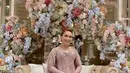 Di kesempatan lain, Ayu terlihat mengenakan kebaya dengan aksen cape yang mewah di bagian belakangnya. Kebaya nude pink tersebut dipadukan dengan kain lilit warna serupa.  [@ayutingting92]