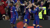 Penyerang Barcelona, Lionel Messi (kanan) melakukan selebrasi bersama Jordi Alba (tengah) usai merobek jala Levante, pada laga lanjutan La Liga 2017-2018, di Estadio Camp Nou, Minggu (7/1/2018) malam WIB.  (AFP/Josep Lago)