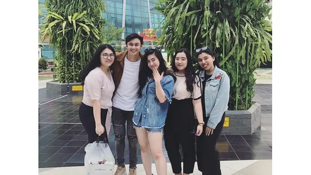 6 Momen Caesar Hito Beri Surprise Lamaran ke Felicya, Undang Banyak Teman