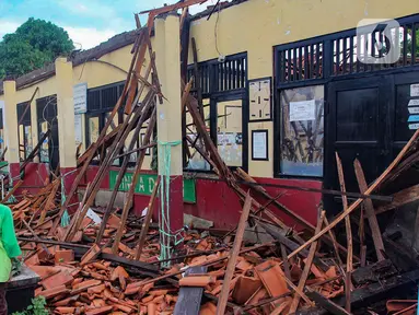 Anak-anak melihat atap bangunan kelas yang Ambruk di SD Negeri Kedaung Kompleks Bappenas, Sawangan, Kota Depok, Jawa Barat, Sabtu (16/3/2024). (merdeka.com/Arie Basuki)