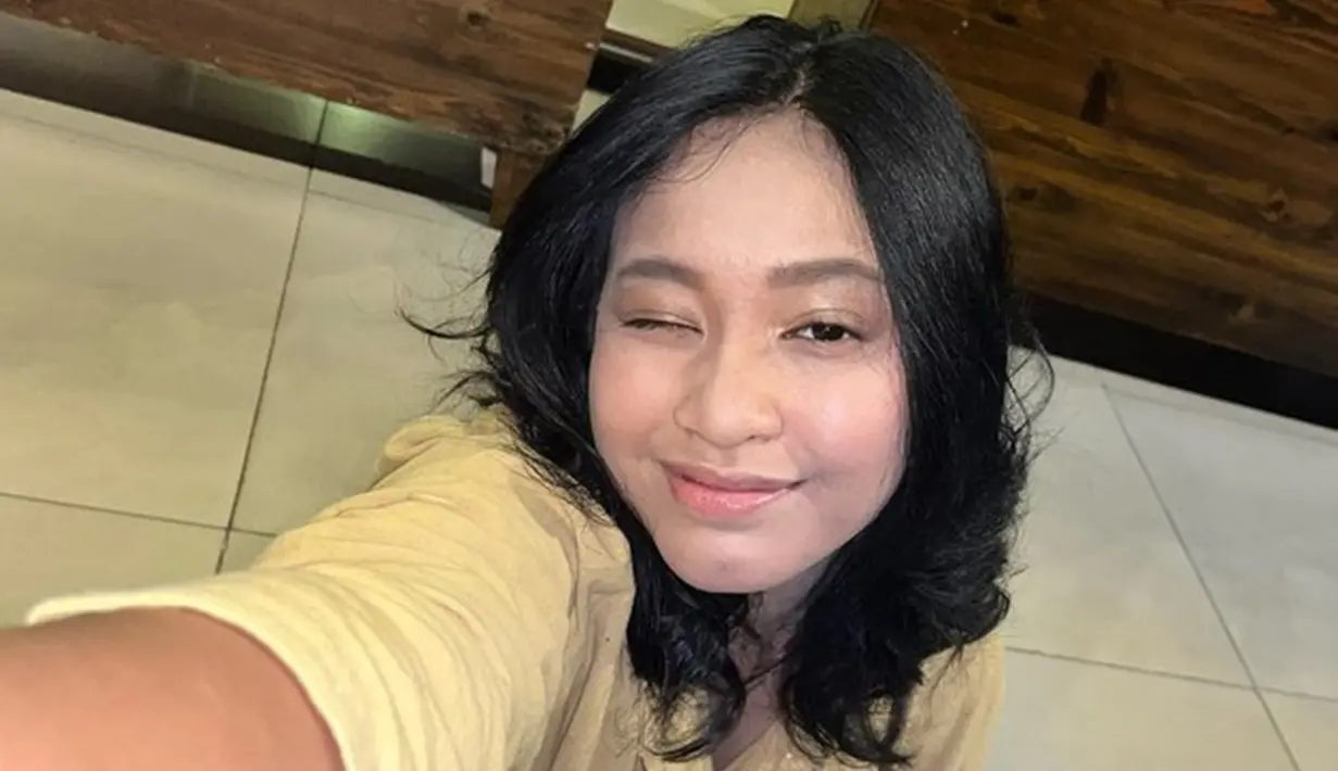Anak kedua Pasha Ungu dari pernikahan pertama dengan Okie Agustina mulai beranjak dewasa. Shakiena mulai mengenal dengan makeup. Tak heran jika kini ia pintar berdandan dan penampilannya curi perhatian. (Liputan6.com/IG/shakiena.azalea)