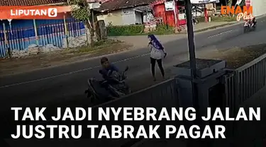 Aksi membingungkan ditunjukkan oleh seorang pria ketika mengendarai motor memboncengkan istrinya