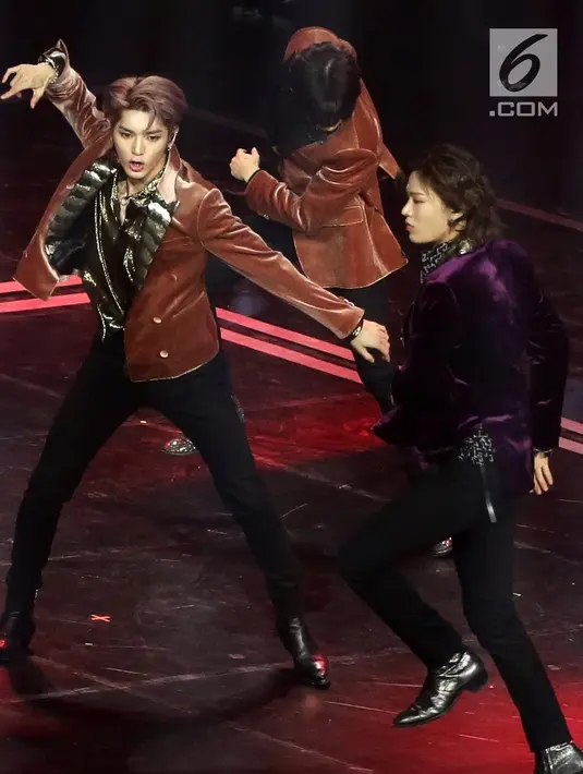 Aksi panggung personel NCT 127  di Indonesian Television Awards (ITA) 2019, Jakarta, Selasa (24/9/2019). NCT127 Boyband asal Korea Selatan menjadi satu dari beberapa performer yang turut memeriahkah gelaran tersebut. (Fimela.com/Bambang E. Ros)