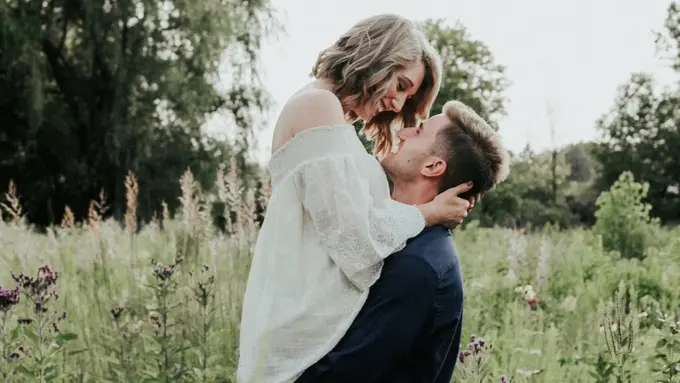 8 Kebiasaan Pasangan yang Hubungannya Langgeng, Tiru Yuk!