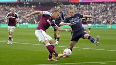 Pemain Manchester City Oleksandr Zinchenko (kanan) berebut bola dengan pemain West Ham United Vladimir Coufal pada pertandingan sepak bola Liga Inggris di London Stadium, London, Inggris, 15 Mei 2022. Pertandingan berakhir imbang 2-2. (AP Photo/Kirsty Wigglesworth)