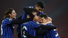 Para pemain Atalanta merayakan gol yang dicetak oleh Luis Muriel ke gawang Ajax Amsterdam pada laga Liga Champions di Stadion Johan Cruyff ArenA, Kamis (10/12/2020). Atalanta menang dengan skor 1-0. (AP/Peter Dejong)