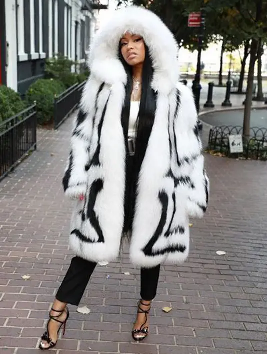 Penyanyi Nicki Minaj memamerkan foto dirinya sedang memakai jaket bulu. Harga mantel bulu ini pun tak tanggung-tanggung, yaitu US$ 19.000 atau sekitar 250 juta rupiah. (instagram.com/nickiminaj)