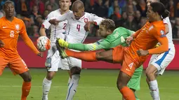 Kiper Belanda Jeroen Zoet saat menahan bola dari bek Ceko heodor Gebre Selassie selama pertandingan Grup A kualifikasi Euro 2016 di Amsterdam, Belanda, Rabu (14/10/2015). Belanda kalah dengan skor  2-3. (REUTERS/Toussaint Kluiters)