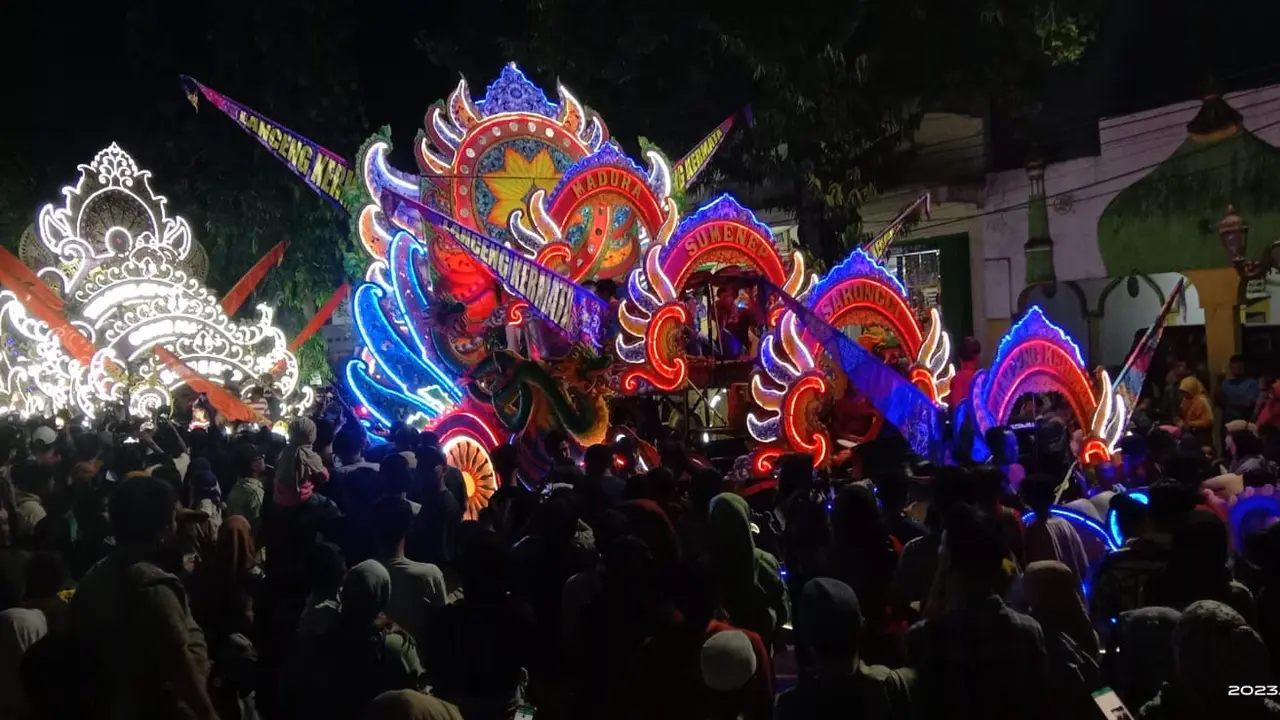 parade Musik Tong-tong di Sumenep dibanjir ribuan warga. (Istimewa)