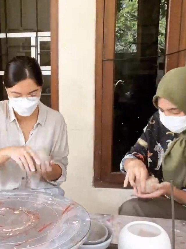 6 Potret Angela Gilsha dan Cut Syifa saat Buat Tembikar, Curi Perhatian