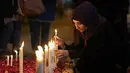 Seorang perempuan menyalakan lilin untuk para korban gempa bumi di Suriah dan Turki, di Islamabad, Pakistan, Senin, 6 Februari 2023. Gempa berkekuatan M7,8 telah mengguncang sebagian besar wilayah Turki dan Suriah. (AP Photo/Anjum Naveed)