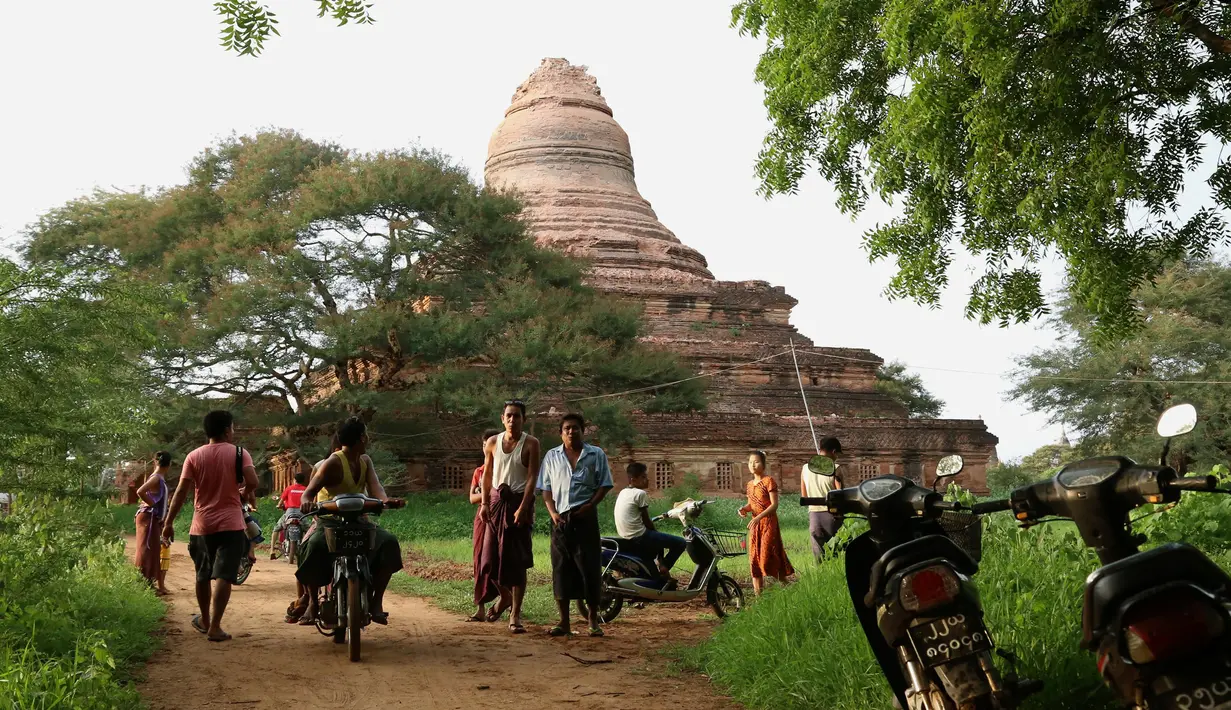 Sejumlah orang meninjau dampak gempa di salah satu Pagoda di Bagan, Myanmar, Rabu (24/8). Gempa berkekuatan 6,8 SR tersebut menyebabkan sedikitnya tiga orang tewas dan sejumlah pagoda rusak parah. (REUTERS / Stringer)