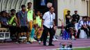 <p>Manajer tim Bhayangkara FC, Sumardji berteriak kepada para pemainnya saat menghadapi PSS Sleman pada laga pekan ke-25 BRI Liga 1 2023/2024 di Stadion PTIK, Jakarta Selatan, Kamis (22/2/2024). (Bola.com/Bagaskara Lazuardi)</p>
