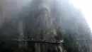 Kabut saat menyelimuti tenda-tenda yang didirikan backpacker di tebing Gunung Laojun, Louyang, Henan, China saat bac (16/7). Kamping bersama ini merupakan bagian dari acara Laojun Mountain Camp Festival. (REUTERS/Stringer)