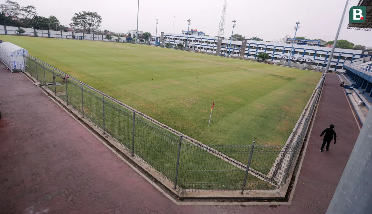 Seorang warga melintas di Stadion Sidolig yang terletak di Batununggal, Kota Bandung, Jawa Barat pada Sabtu (21/10/2023) WIB. Dinas Pemuda dan Olahraga (Dispora) Provinsi Jawa Barat menyebut ada lima lapangan yang akan menjadi lokasi latihan tim peserta Piala Dunia U-17.  Adapun lima lokasi latihan yang disiapkan untuk tim peserta Piala Dunia U-17 yakni di Universitas Padjajaran (Unpad), ITB, Sidolig, Institut Pemerintahan Dalam Negeri (IPDN), dan Stadion Arcamanik. (Bola.com/Bagaskara Lazuardi)